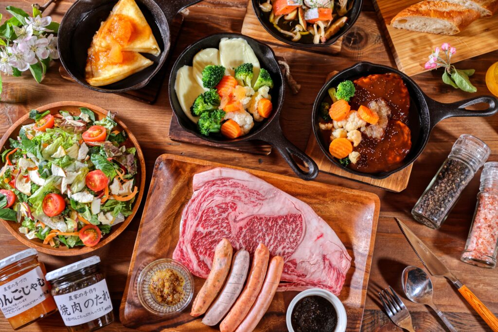 肉や野菜を盛り合わせたBBQの食事例